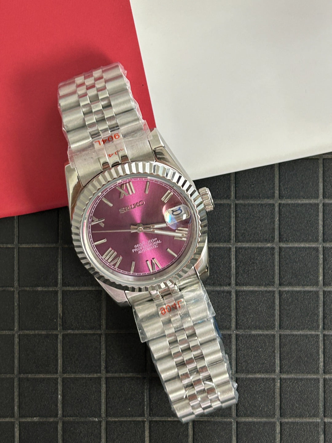Seiko Bordeaux – 40mm Silver Maroon